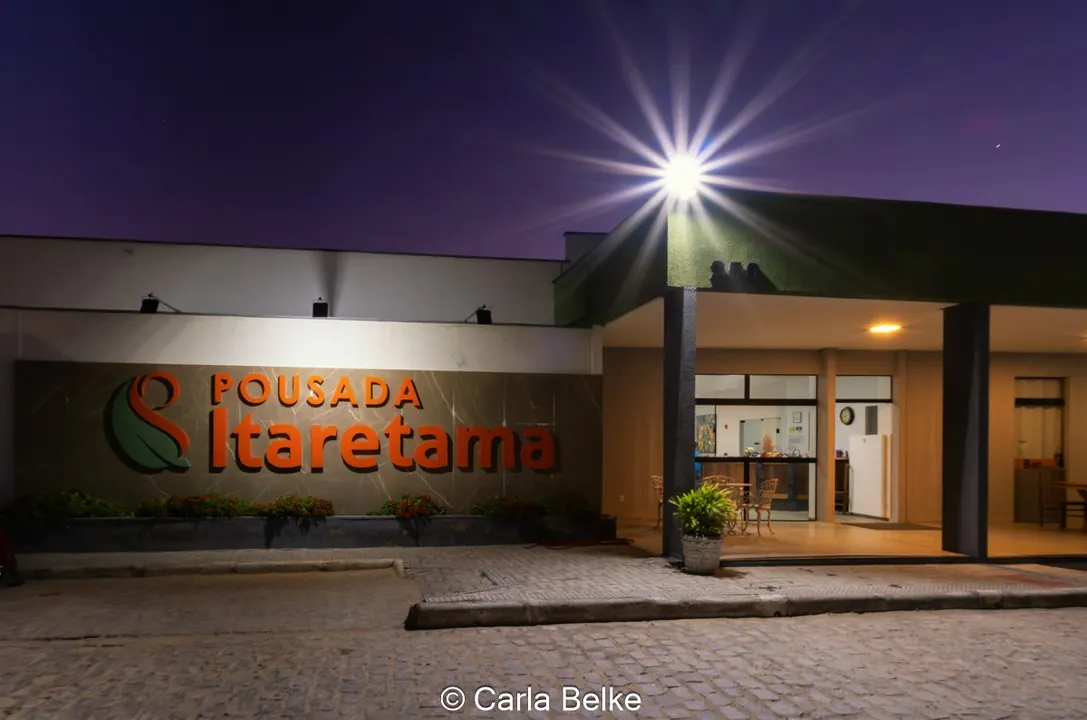 Fachada iluminada da Pousada Itaretama em Lajes-RN