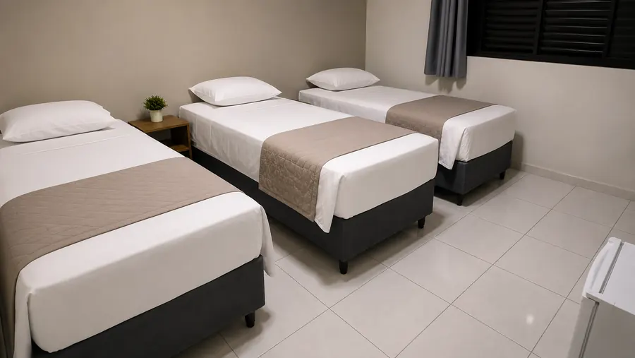 Quarto triplo da Pousada Itaretama com três camas de solteiro, ar-condicionado e banheiro com água aquecida